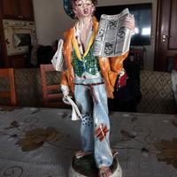 statuetta di ceramica venditore di giornali 