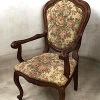 Poltroncina vintage in legno, floreale