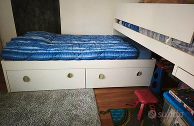 Cameretta bambini con letto a castello e armadiett