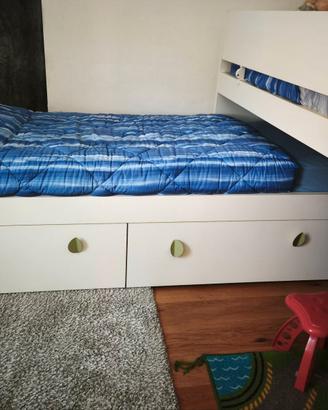 Cameretta bambini con letto a castello e armadiett