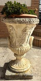 Vaso fioriera monumentale a calice in pietra