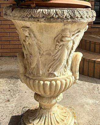 Vaso fioriera monumentale a calice in pietra