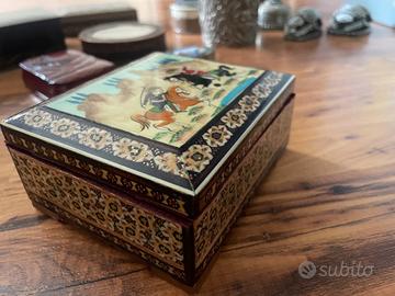 Oggetti antiquariato dal mondo