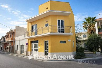 FABBRICATO D'ANGOLO UNIFAMILIARE