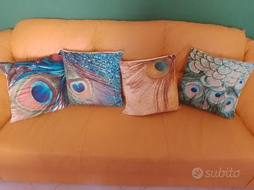 divano tre posti in ecopelle giallo