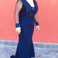 Abito lungo con coda impreziosito con perline