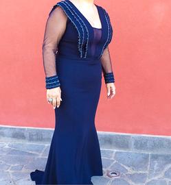 Abito lungo con coda impreziosito con perline