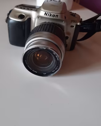 reflex Nikon f50 con zoom Vivitar autofocus