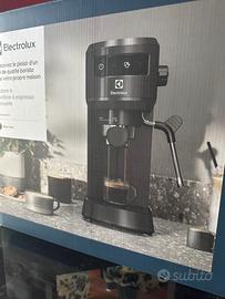 Macchina da caffè e monta latte electrolux