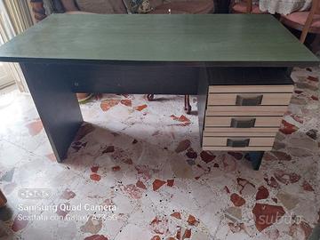 Scrivania in legno verde /beige 