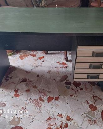 Scrivania in legno verde /beige 
