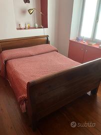 Letto a barca in noce e castagno dell’ottocento