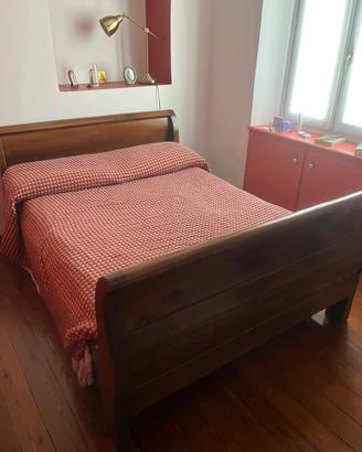 Letto a barca in noce e castagno dell’ottocento