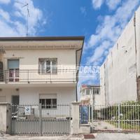 CINQUE LOCALI CON GARAGE, CANTINA, TERRAZZO, CORTE