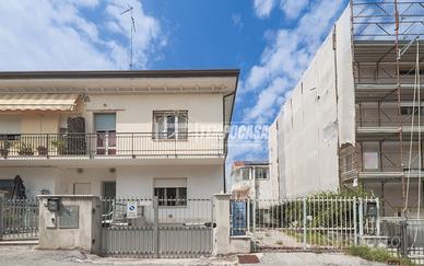 CINQUE LOCALI CON GARAGE, CANTINA, TERRAZZO, CORTE