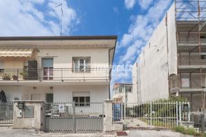 CINQUE LOCALI CON GARAGE, CANTINA, TERRAZZO, CORTE