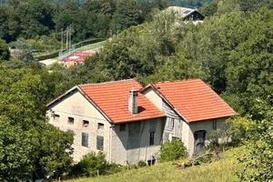 Abitazione con rustico da ristrutturare
