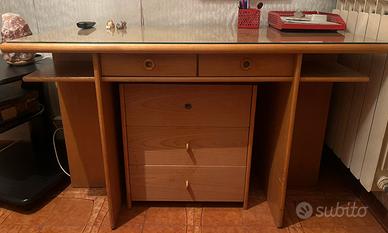 Scrivania legno chiaro con cassettiera