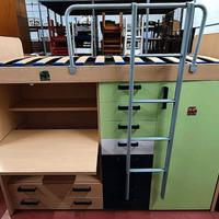 Cameretta a ponte con scrivania.