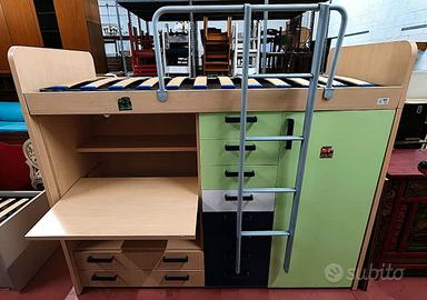 Cameretta a ponte con scrivania.