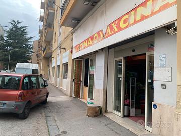 Grande Locale commerciale in via Turati