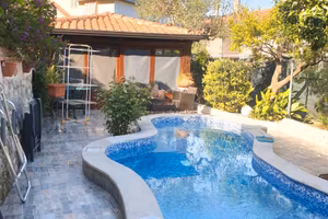 via garibaldi (lt)- villa con piscina e box