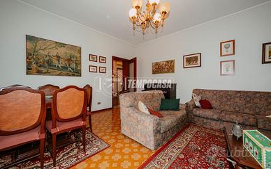 SOLUZIONE BIFAMILIARE CON RUSTICO E TERRENO