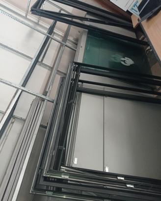 pareti per ufficio con finestre e porta in vetro 