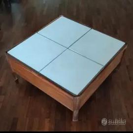 TAVOLINO BASSO CON 4 SCOMPARTI SEPARATI.