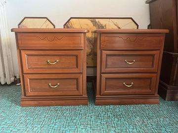 Coppia di comodini in legno massello