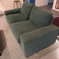 Divano in tessuto a coste verde