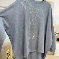 Maglia grigia con fiocco gioiello