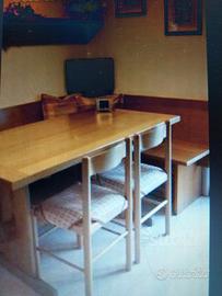 TAVOLO E PANCA AD ANGOLO IN PINO E 2 SEDIE
