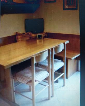 TAVOLO E PANCA AD ANGOLO IN PINO E 2 SEDIE