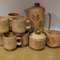 Set tazze, porta caffè, zucchero e latte