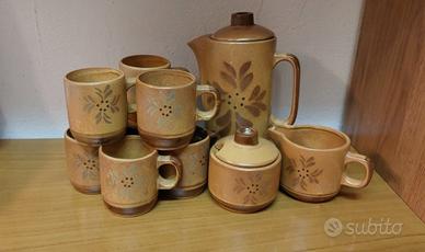 Set tazze, porta caffè, zucchero e latte