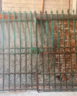 Cancello in ferro battuto antico