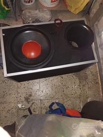 Subwoofer per auto con cassa e porta bass reflex.