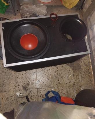 Subwoofer per auto con cassa e porta bass reflex.