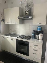 Arredamento cucina e lampadari a muro