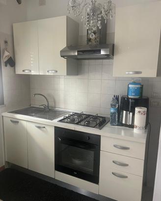 Arredamento cucina e lampadari a muro