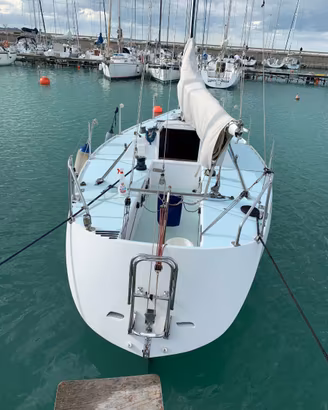 Barca a vela in legno lamellare