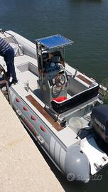 Gommone 670 completo di motore e carrello 