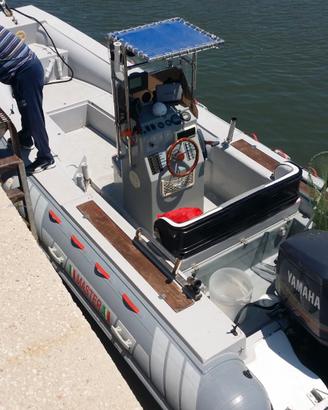 Gommone 670 completo di motore e carrello 