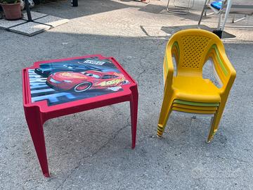 Set Tavolino Bambini  + 5 Sedie in Plastica