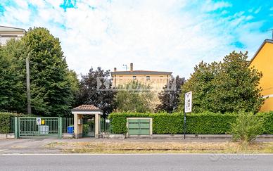 MAGAZZINO CON BAGNO E UFFICIO E ACCESSO CARICO E S