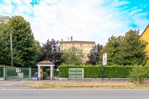 MAGAZZINO CON BAGNO E UFFICIO E ACCESSO CARICO E S
