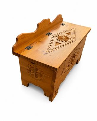 Cassapanca vintage tirolese in legno intagliato