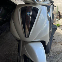 Beverly 300 cc tourer