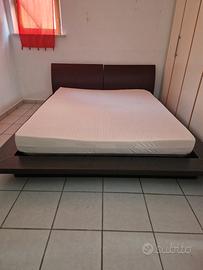 Struttura letto matrimoniale con rete e materasso